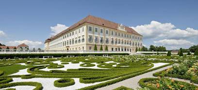http://www.naturimgarten.at/sites/default/files/styles/unterseite/public/header/2010_hertha_hurnaus_c_schloss_hof_3_barockterrasse_mit_seitlichen_blick_auf_schloss_dsc_6373_472mb_exp_0.jpg?itok=4itjpnwx