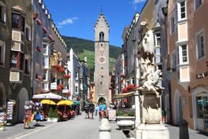 http://www.suedtirol-tirol.com/media/sterzing-zwoelferturm,511808560.jpg
