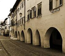 https://upload.wikimedia.org/wikipedia/commons/thumb/b/b8/Portici_Egna.jpg/250px-Portici_Egna.jpg