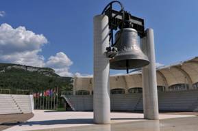 http://hotelrovereto.it/wp-content/uploads/2012/10/campanaCaduti.jpg