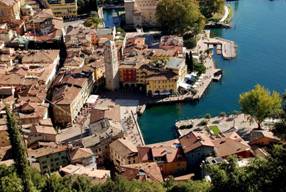 http://www.topolinoautoclubitalia.it/images/-2015/garda-domenica/10Riva-del-Garda_Bastione.jpg